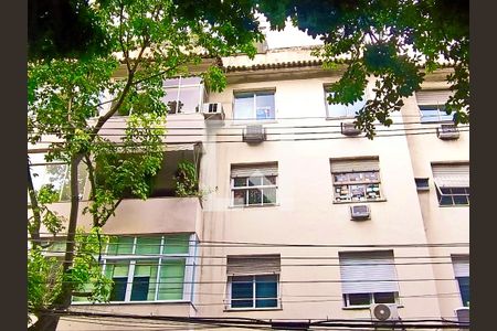 Apartamento para alugar com 160m², 3 quartos e 1 vagaFachada com cartaz QA na janela