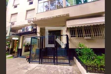 Apartamento para alugar com 160m², 3 quartos e 1 vagaFachada com cartaz QA na janela