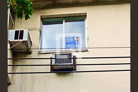 Apartamento para alugar com 160m², 3 quartos e 1 vagaFachada com cartaz QA na janela