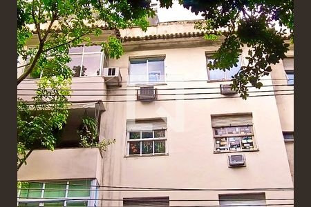 Apartamento para alugar com 160m², 3 quartos e 1 vagaFachada com cartaz QA na janela