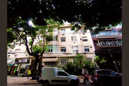 Apartamento para alugar com 160m², 3 quartos e 1 vagaFachada com cartaz QA na janela