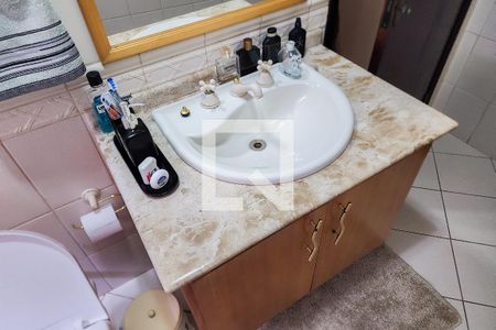 Casa à venda com 424m², 4 quartos e 3 vagas Casa à venda com 424m², 4 quartos e 3 vagasBanheiro da Suíte 1