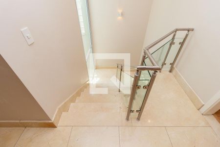 Casa à venda com 550m², 5 quartos e 6 vagasEscada