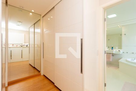 Casa à venda com 550m², 5 quartos e 6 vagasCloset - Suíte 4