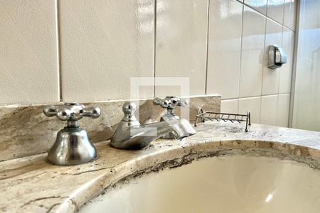 Casa à venda com 200m², 4 quartos e 2 vagas Casa à venda com 200m², 4 quartos e 2 vagasBanheiro