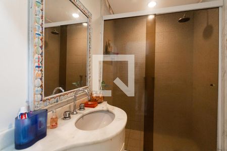 Apartamento à venda com 230m², 3 quartos e 1 vagaBanheiro da Suíte 2