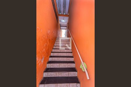 Casa à venda com 160m², 3 quartos e 3 vagasEscada entrada