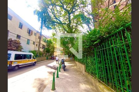 Apartamento à venda com 180m², 4 quartos e 1 vagaFachada com cartaz QA