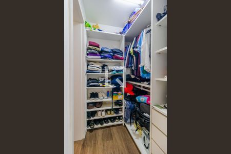 Casa à venda com 427m², 4 quartos e 4 vagas Casa à venda com 427m², 4 quartos e 4 vagasQuarto 2 - Closet