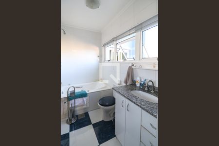 Casa à venda com 243m², 3 quartos e 3 vagasBanheiro da Suíte