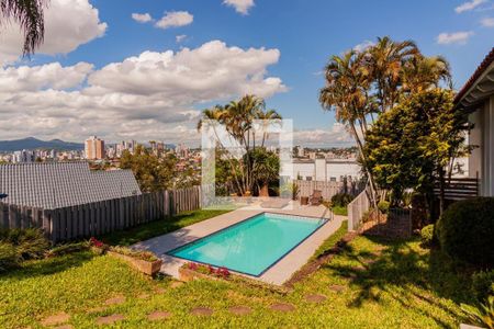 Casa à venda com 299m², 3 quartos e 4 vagas Casa à venda com 299m², 3 quartos e 4 vagasÁrea comum - Piscina