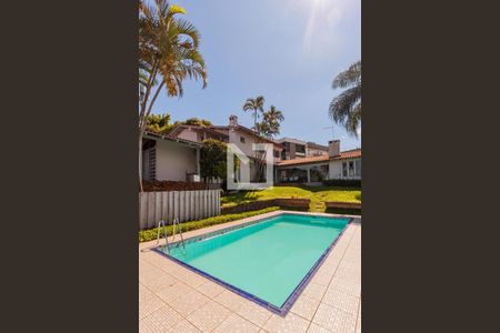 Casa à venda com 299m², 3 quartos e 4 vagas Casa à venda com 299m², 3 quartos e 4 vagasÁrea comum - Piscina