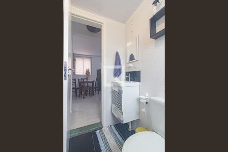 Banheiro de apartamento para alugar com 2 quartos, 52m² em Santa Cândida, Curitiba
