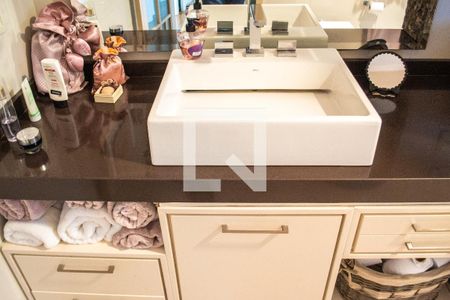 Casa à venda com 285m², 4 quartos e 4 vagasBanheiro Suite 1