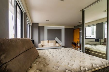 Quarto - detalhe da cama de casal de apartamento para alugar com 1 quarto, 30m² em Graças, Recife