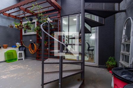 Casa à venda com 250m², 4 quartos e 4 vagasEscada