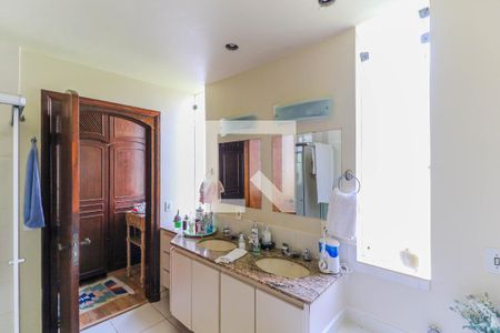 Casa à venda com 800m², 5 quartos e 8 vagasBanheiro Suíte 1