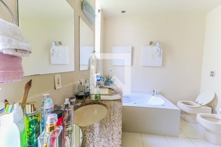 Casa à venda com 800m², 5 quartos e 8 vagasBanheiro Suíte 1