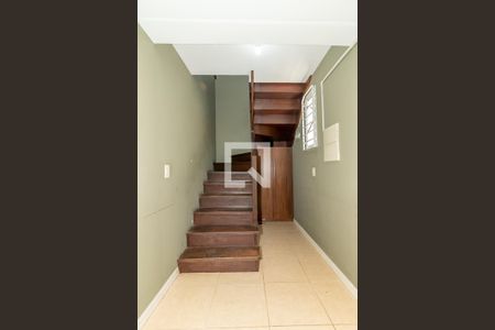 Casa de condomínio à venda com 145m², 3 quartos e 2 vagas Casa de condomínio à venda com 145m², 3 quartos e 2 vagasEscada