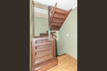 Casa de condomínio à venda com 145m², 3 quartos e 2 vagas Casa de condomínio à venda com 145m², 3 quartos e 2 vagasEscada