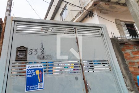 Casa à venda com 180m², 6 quartos e 2 vagas Casa à venda com 180m², 6 quartos e 2 vagasFachada