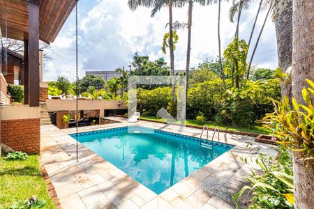 Casa à venda com 550m², 5 quartos e 4 vagas Casa à venda com 550m², 5 quartos e 4 vagasPiscina