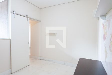 Casa de condomínio à venda com 580m², 4 quartos e 5 vagasEscritório