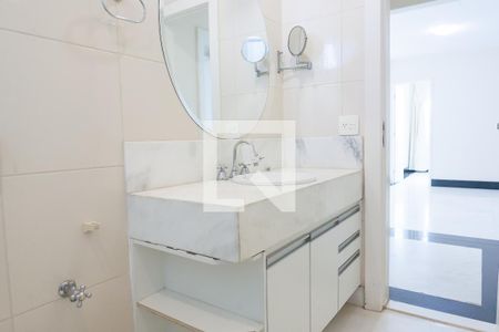 Casa de condomínio à venda com 580m², 4 quartos e 5 vagasBanheiro Social