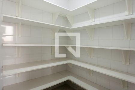 Casa de condomínio à venda com 580m², 4 quartos e 5 vagasDespensa