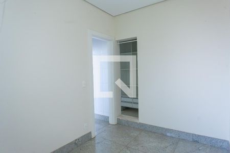 Casa de condomínio à venda com 580m², 4 quartos e 5 vagasQuarto de Serviço