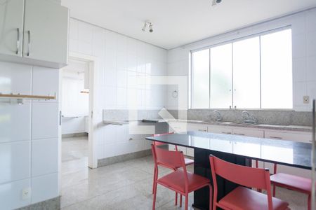 Casa de condomínio à venda com 580m², 4 quartos e 5 vagascozinha