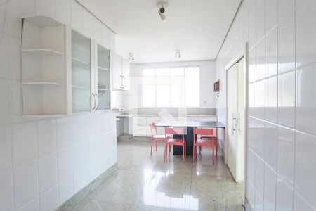 Casa de condomínio à venda com 580m², 4 quartos e 5 vagascozinha