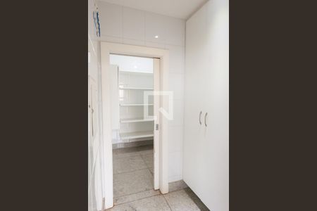 Casa de condomínio à venda com 580m², 4 quartos e 5 vagasDespensa