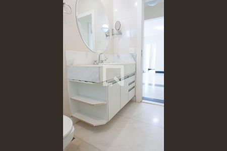 Casa de condomínio à venda com 580m², 4 quartos e 5 vagasBanheiro Social