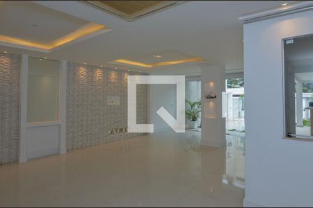 Sala de casa de condomínio à venda com 4 quartos, 150m² em Recreio dos Bandeirantes, Rio de Janeiro
