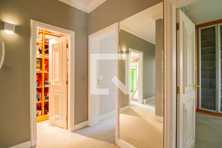 Apartamento à venda com 276m², 4 quartos e 4 vagasCorredores