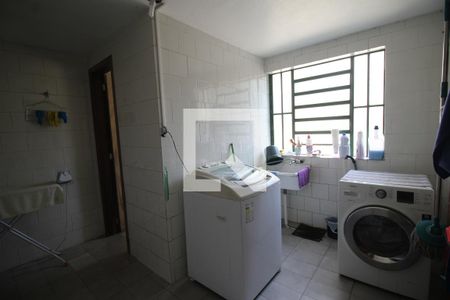 Casa à venda com 180m², 5 quartos e 1 vagaÁrea de Serviço