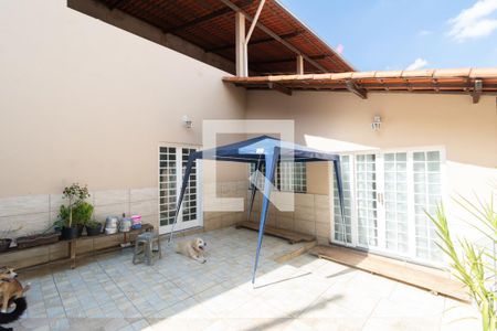 Casa à venda com 242m², 2 quartos e 6 vagasEspaço Frontal