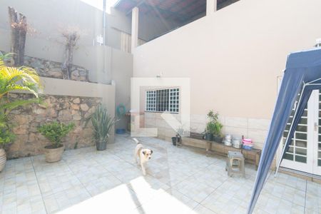 Casa à venda com 242m², 2 quartos e 6 vagasEspaço Frontal