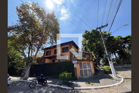 Casa à venda com 180m², 3 quartos e 2 vagas Casa à venda com 180m², 3 quartos e 2 vagasFachada