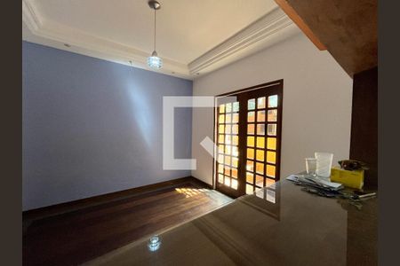 Casa à venda com 180m², 3 quartos e 2 vagas Casa à venda com 180m², 3 quartos e 2 vagasCopa