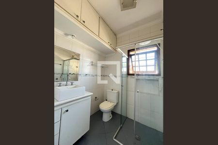 Casa à venda com 180m², 3 quartos e 2 vagas Casa à venda com 180m², 3 quartos e 2 vagasBanheiro Corredor