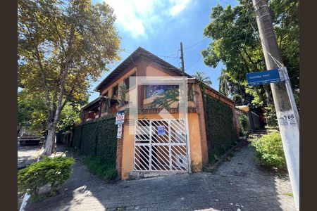 Casa à venda com 180m², 3 quartos e 2 vagas Casa à venda com 180m², 3 quartos e 2 vagasFachada