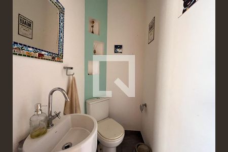 Casa à venda com 180m², 3 quartos e 2 vagas Casa à venda com 180m², 3 quartos e 2 vagasLavabo área externa