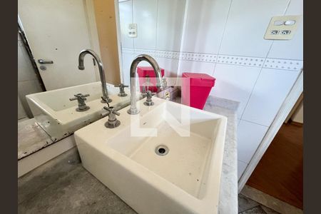 Casa à venda com 180m², 3 quartos e 2 vagas Casa à venda com 180m², 3 quartos e 2 vagasBanheiro da Suíte