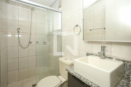 Banheiro  de apartamento para alugar com 1 quarto, 28m² em São João, Porto Alegre