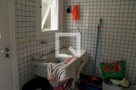 Casa de condomínio à venda com 720m², 5 quartos e 3 vagas Casa de condomínio à venda com 720m², 5 quartos e 3 vagasÁrea de serviço