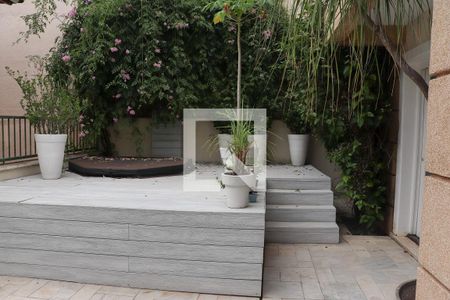 Casa de condomínio à venda com 720m², 5 quartos e 3 vagas Casa de condomínio à venda com 720m², 5 quartos e 3 vagasÁrea externa