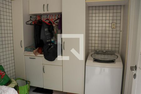 Casa de condomínio à venda com 720m², 5 quartos e 3 vagas Casa de condomínio à venda com 720m², 5 quartos e 3 vagasÁrea de serviço