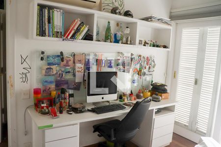 Casa de condomínio à venda com 720m², 5 quartos e 3 vagas Casa de condomínio à venda com 720m², 5 quartos e 3 vagasQuarto